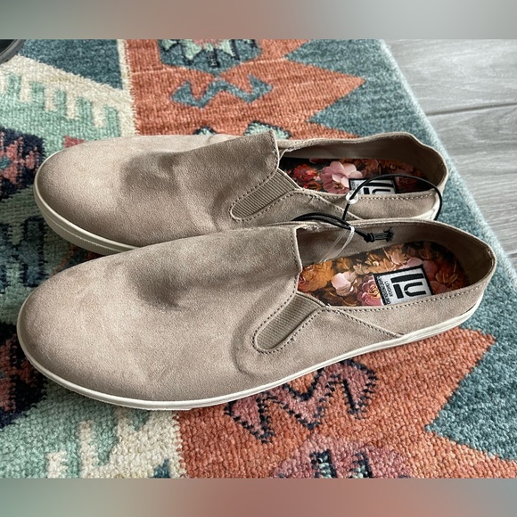 London Underground| Beige/Tan Neutral Slip-On Sneakers in Size9, worn twice - Picture 6 of 10